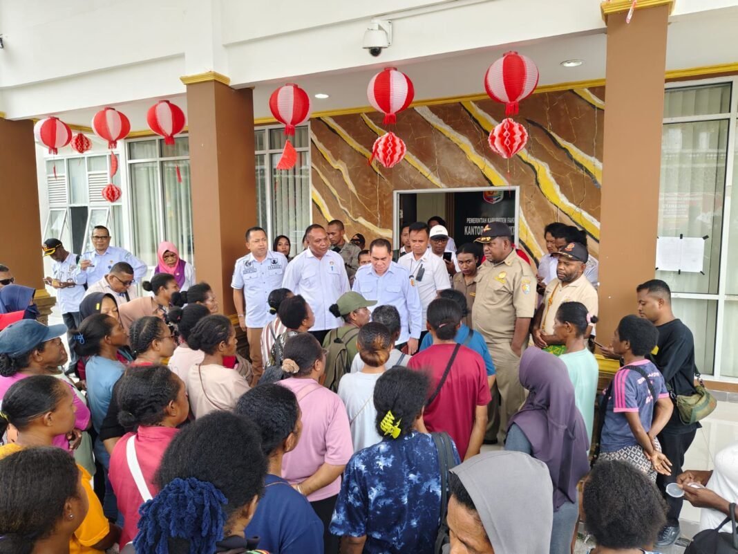 Dialog Terbuka, Bupati Fakfak Jawab Keluhan Mama-Mama Pasar Rakyat Thumburuni. Dialog Terbuka, Bupati Fakfak Jawab Keluhan Mama-Mama Pasar Rakyat Thumburuni.