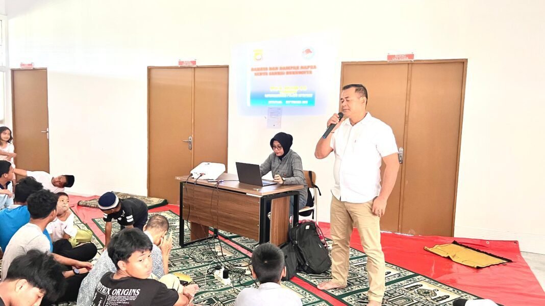 Sat Res Narkoba Polres Ketapang Laksanakan Penyuluhan Bahaya Narkoba di Sekolah Rakyat Sat Res Narkoba Polres Ketapang Laksanakan Penyuluhan Bahaya Narkoba di Sekolah Rakyat