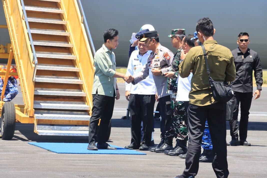 *Kapolda Maluku Utara Sambut Wapres Gibran di Pulau Morotai* *Kapolda Maluku Utara Sambut Wapres Gibran di Pulau Morotai*