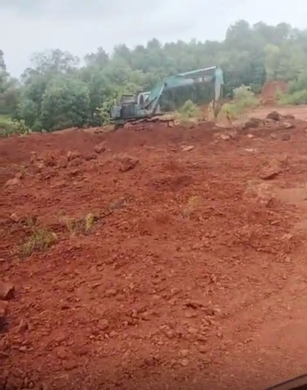Tambang Kuari Ilegal Milik Bu, HJ Jadi Sumber Matrial Untuk Proyek Penimbunan Jalan Di Kendawangan. Tambang Kuari Ilegal Milik Bu, HJ Jadi Sumber Matrial Untuk Proyek Penimbunan Jalan Di Kendawangan.