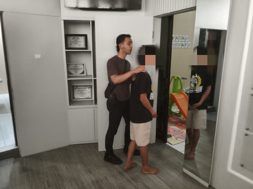 Polres Jember Berhasil Tangkap Buronan Pelaku Kekerasan Seksual Mahasiswi Polres Jember Berhasil Tangkap Buronan Pelaku Kekerasan Seksual Mahasiswi