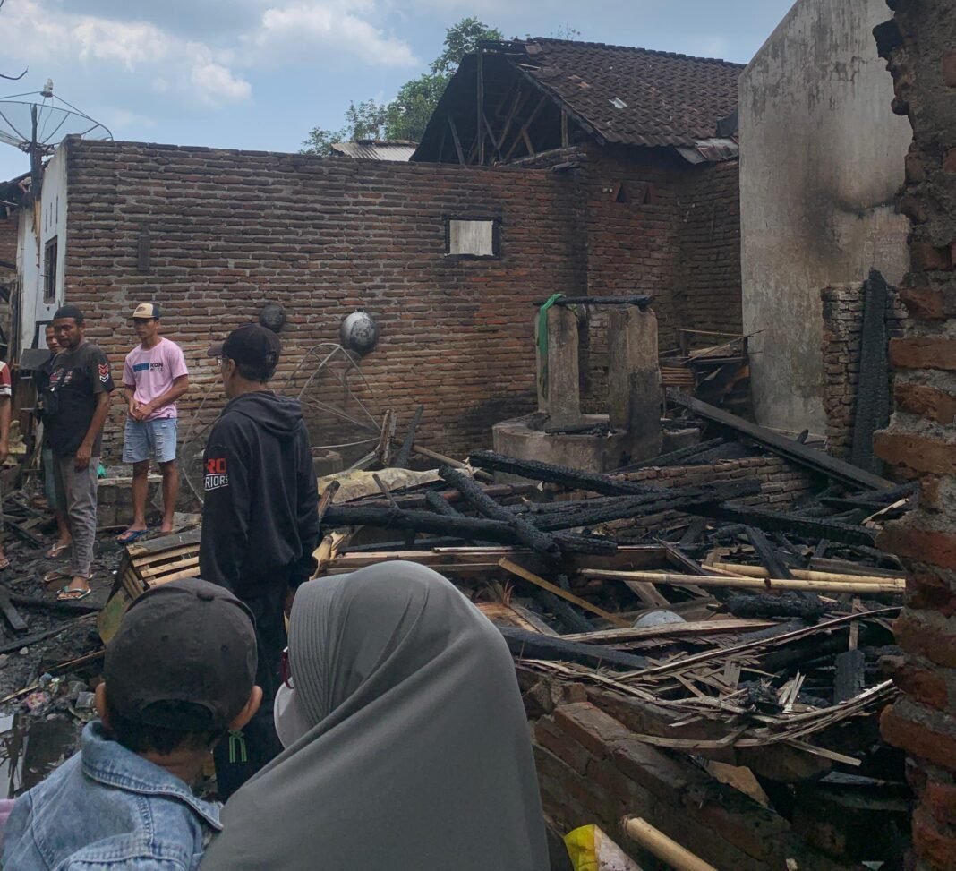 Akibat Kebakaran Tujuh Rumah Warga di Silo Rata dengan Tanah Akibat Kebakaran Tujuh Rumah Warga di Silo Rata dengan Tanah