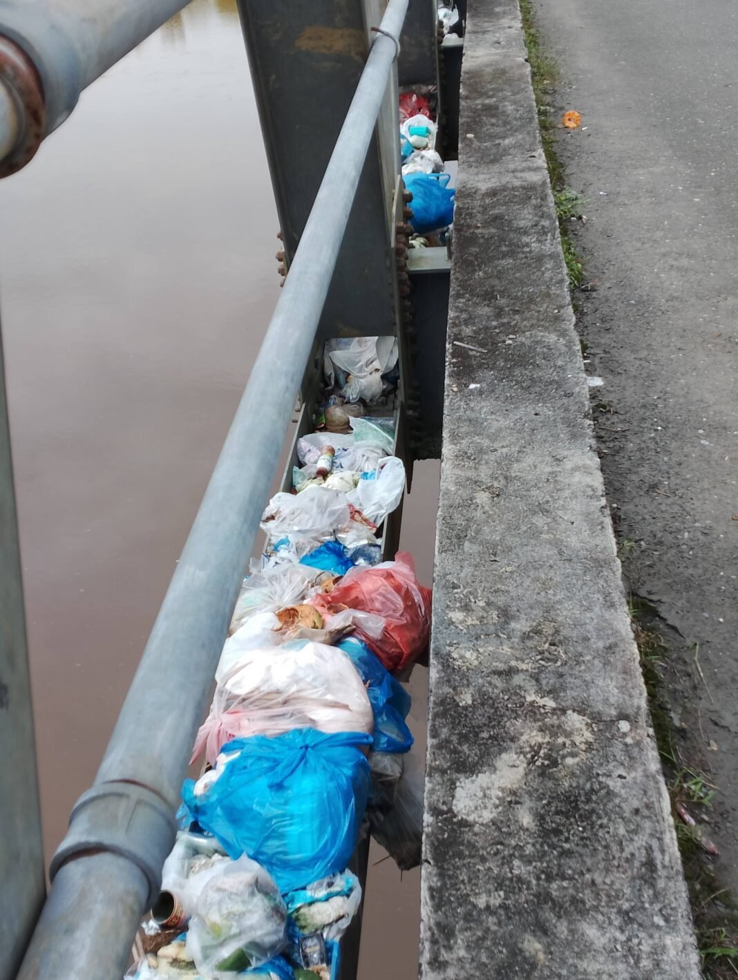 Tumpukan Sampah Di Jembatan Leuhan,Bukti Kurang Kesadaran Warga & Lemahnya Pengawasan Pihak DLHK Tumpukan Sampah Di Jembatan Leuhan,Bukti Kurang Kesadaran Warga & Lemahnya Pengawasan Pihak DLHK