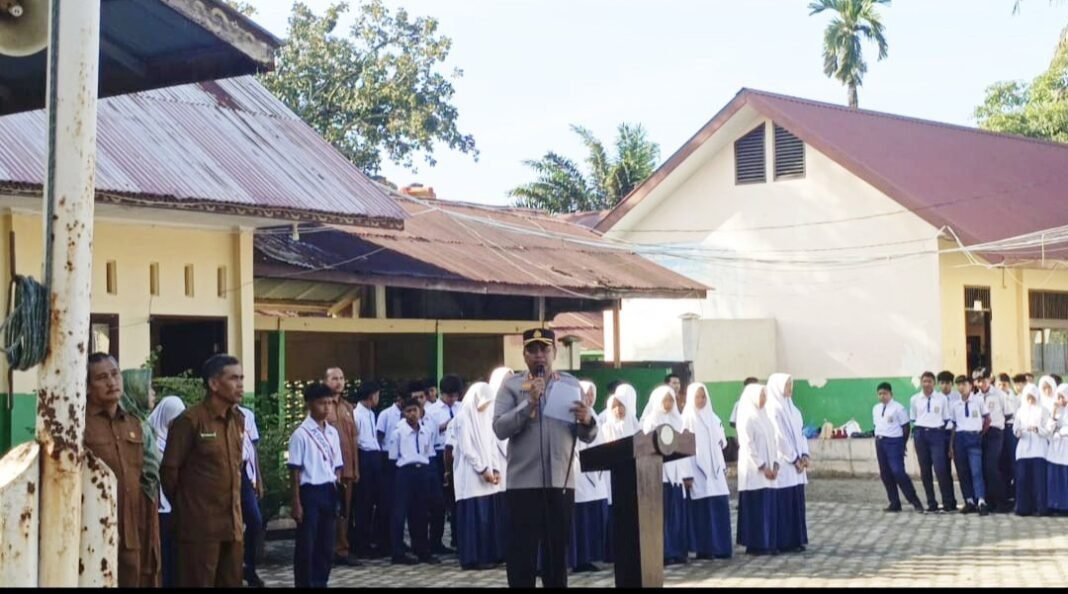 Jadi Inspektur Upacara di SMPN 3 Meulaboh, Kapolres Aceh Barat Ajak Pelajar Jauhi Narkoba Jadi Inspektur Upacara di SMPN 3 Meulaboh, Kapolres Aceh Barat Ajak Pelajar Jauhi Narkoba
