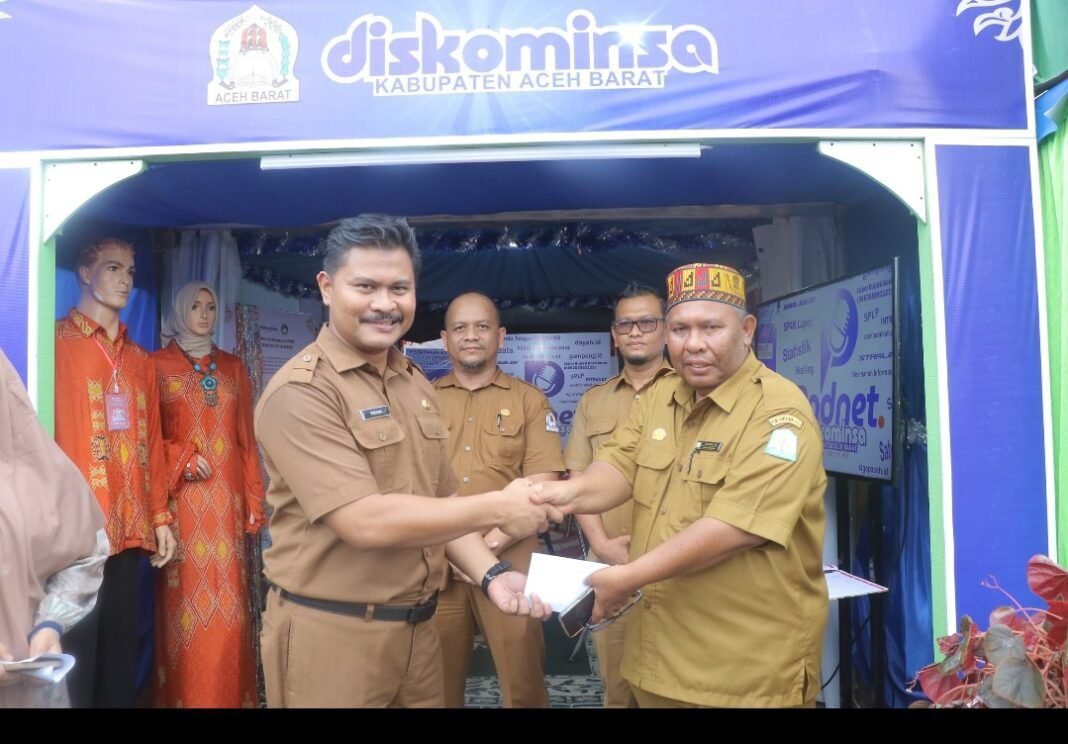 Kadis Diskominsa Aceh Barat Serahkan Hadiah Kepada Pemenang Lomba Photography Kadis Diskominsa Aceh Barat Serahkan Hadiah Kepada Pemenang Lomba Photography