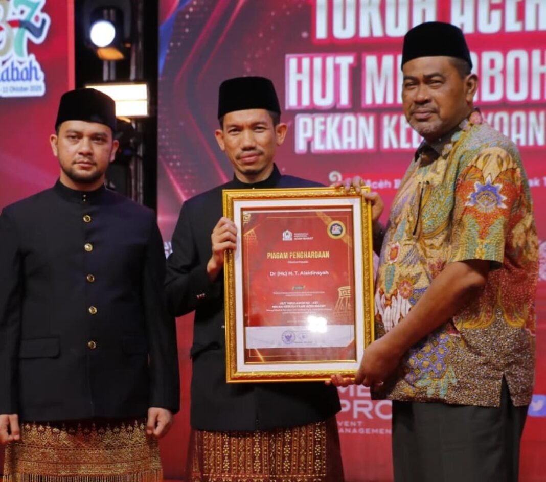 Perayaan HUT Kota Meulaboh Resmi Ditutup,Pemkab Berikan Penghargaan Kepada Tokoh Aceh Barat Perayaan HUT Kota Meulaboh Resmi Ditutup,Pemkab Berikan Penghargaan Kepada Tokoh Aceh Barat