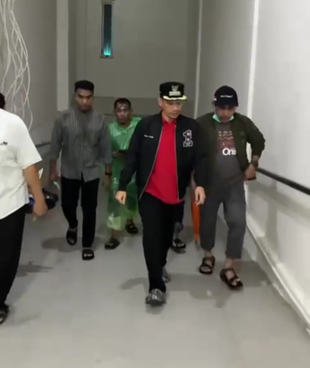 Bupati Tarmizi Tinjau Langsung RSUD Cut Nyak Dien Terkait Jebolnya Plapon Di Ruang Rawat Inap Bupati Tarmizi Tinjau Langsung RSUD Cut Nyak Dien Terkait Jebolnya Plapon Di Ruang Rawat Inap