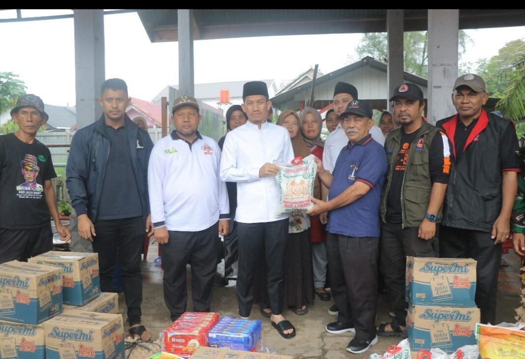 Bupati dan Wakil Bupati Aceh Barat Salurkan Bantuan Logistik Kepada Warga Terdampak Banjir Bupati dan Wakil Bupati Aceh Barat Salurkan Bantuan Logistik Kepada Warga Terdampak Banjir
