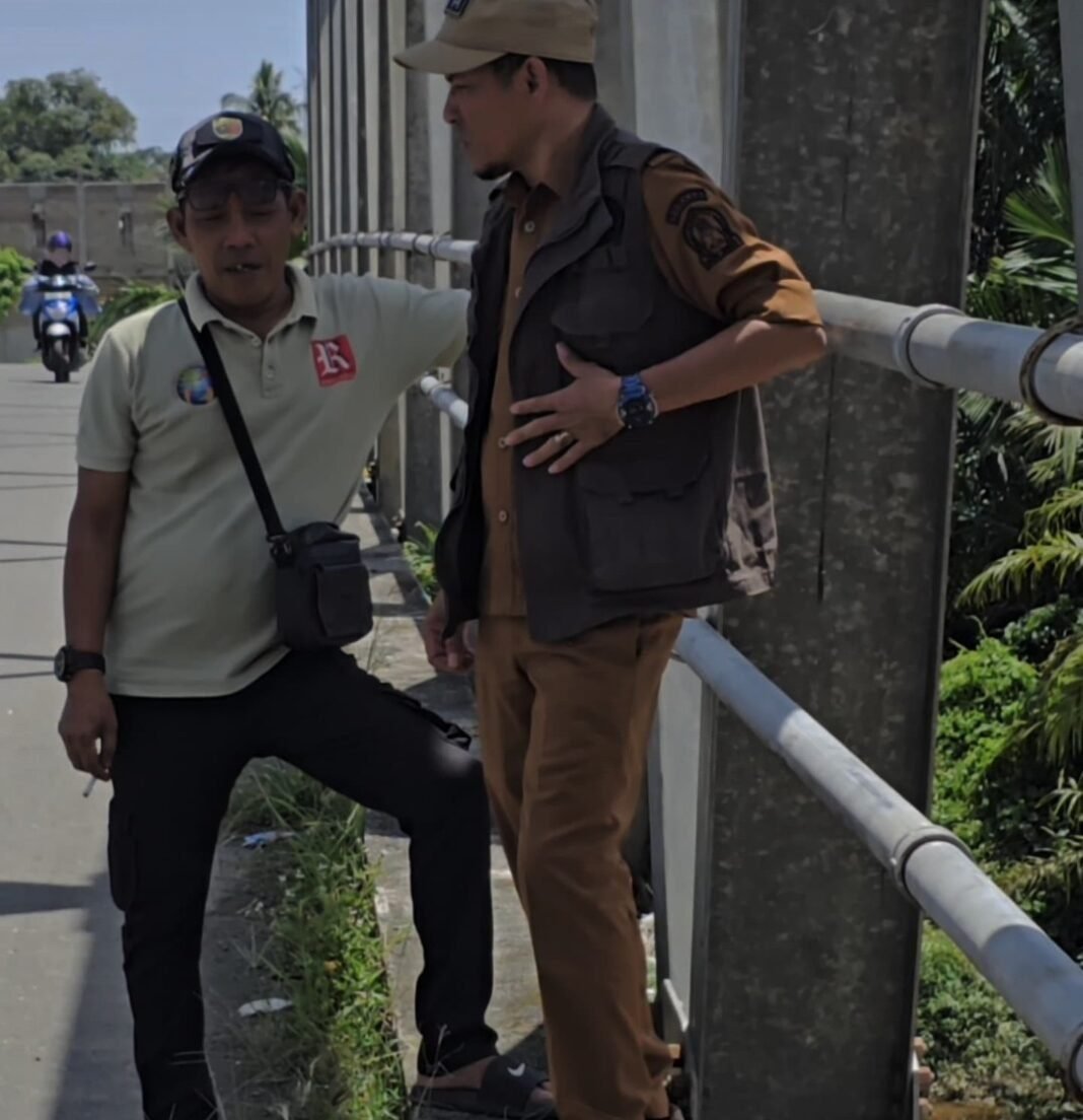 Dinas DLHK Aceh Barat Respon Cepat Terkait Sampah di Jembatan Leuhan -Ranto Panyang Barat Dinas DLHK Aceh Barat Respon Cepat Terkait Sampah di Jembatan Leuhan -Ranto Panyang Barat