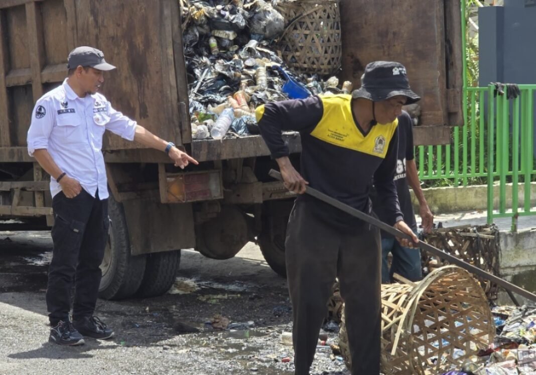 DLHK Aceh Barat Berkomitmen Bersihkan Semua Sampah, Kabid KKL DLHK Muslem Terjun Langsung Memantau DLHK Aceh Barat Berkomitmen Bersihkan Semua Sampah, Kabid KKL DLHK Muslem Terjun Langsung Memantau