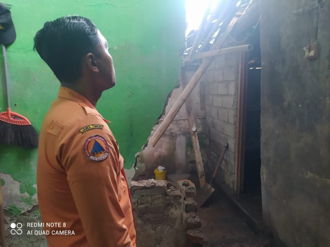 Rumah Wartawan Ambulu Roboh Tiba-Tiba, BPBD dan Dinsos Gerak Cepat Rumah Wartawan Ambulu Roboh Tiba-Tiba, BPBD dan Dinsos Gerak Cepat