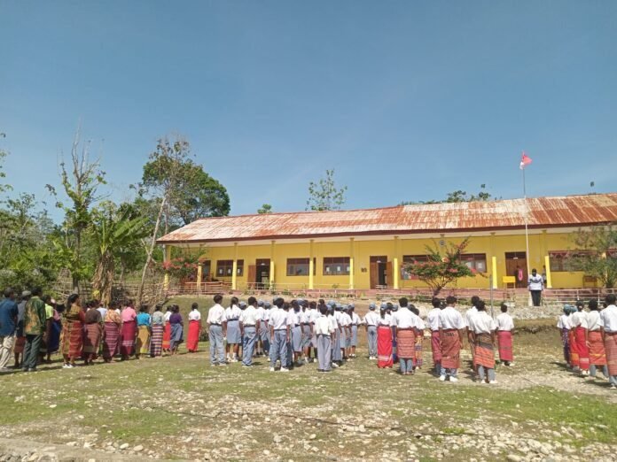 Momen serimonial Upacara peringatan HGN dan HUT PGRI ke-80 SMAN Halion-Malaka, (Dok, Alfons)