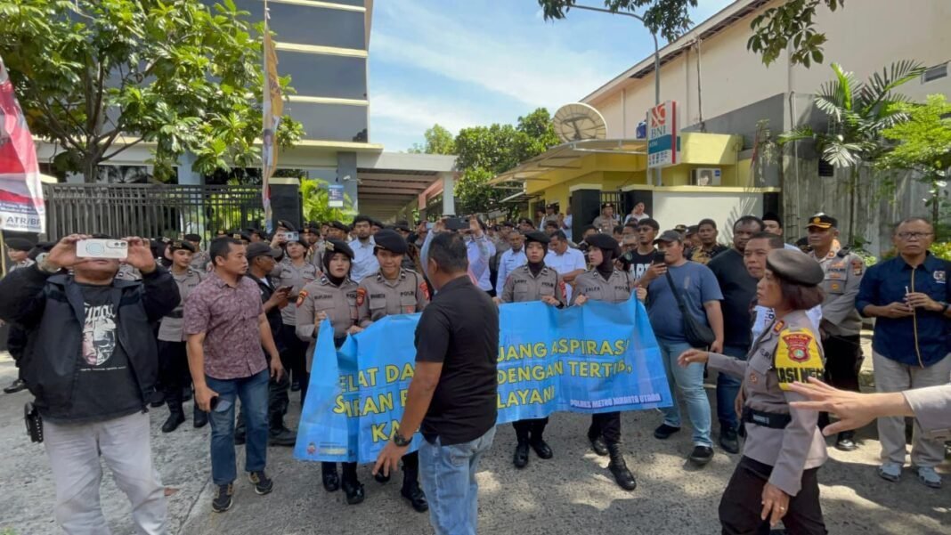 Gelar Aksi Warga Sunter Jaya Tuntut Pembukaan Blokir Tanah Kantor BPN Jakarta Utara Gelar Aksi Warga Sunter Jaya Tuntut Pembukaan Blokir Tanah Kantor BPN Jakarta Utara