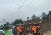 Koramil 01/BT Bantu Evakuasi Warga Terdampak Banjir di Batangtoru, Tapanuli Selatan