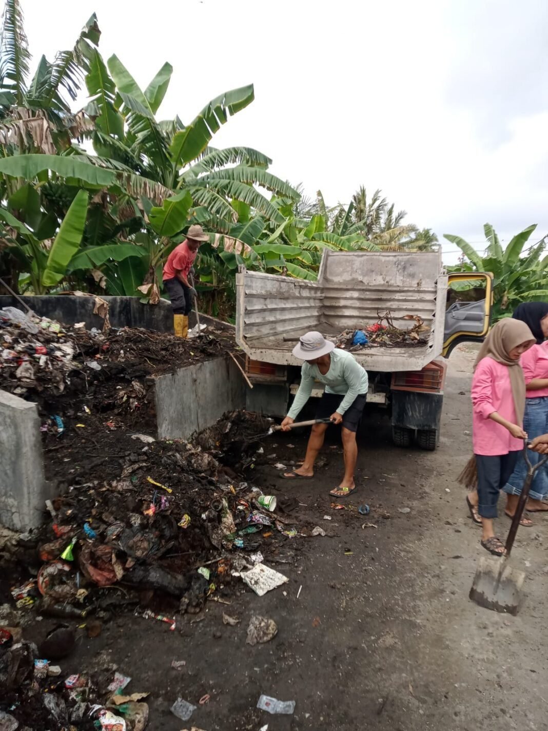 GOTONG ROYONG BERSIHKAN TPS, KADUS PESENG AJAK WARGA JAGA LINGKUNGAN GOTONG ROYONG BERSIHKAN TPS, KADUS PESENG AJAK WARGA JAGA LINGKUNGAN
