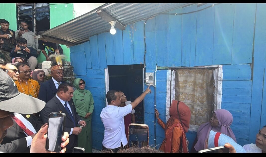BPBL Sentuh Fakfak : 100 Rumah Tangga Resmi Teraliri Listrik Gratis. BPBL Sentuh Fakfak : 100 Rumah Tangga Resmi Teraliri Listrik Gratis.