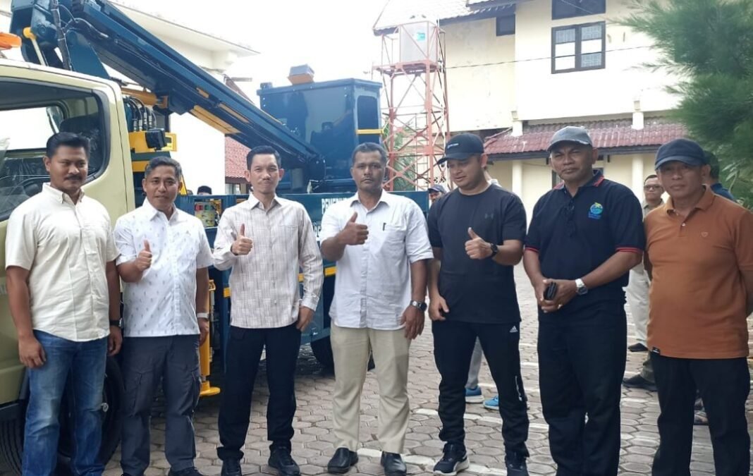 Pemkab Aceh Barat Resmi Serahkan Satu Unit Mobil Crane Skylift Kepada Dinas Perkim Aceh Barat Pemkab Aceh Barat Resmi Serahkan Satu Unit Mobil Crane Skylift Kepada Dinas Perkim Aceh Barat
