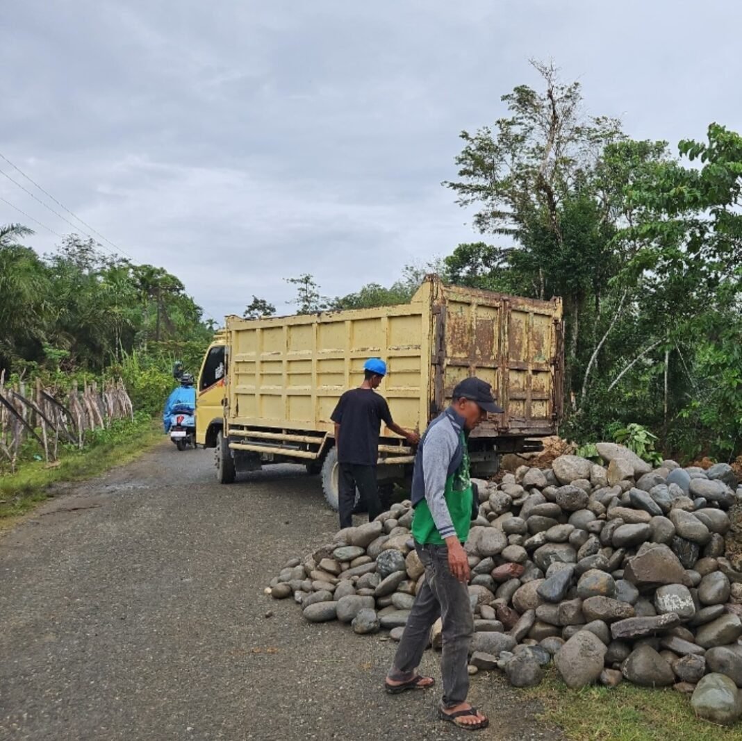 Komitmen Bantu Masyarakat, PT AJB Bantu Perbaikan Jalan Blang Geunang -Meunasah Rayeuk Komitmen Bantu Masyarakat, PT AJB Bantu Perbaikan Jalan Blang Geunang -Meunasah Rayeuk