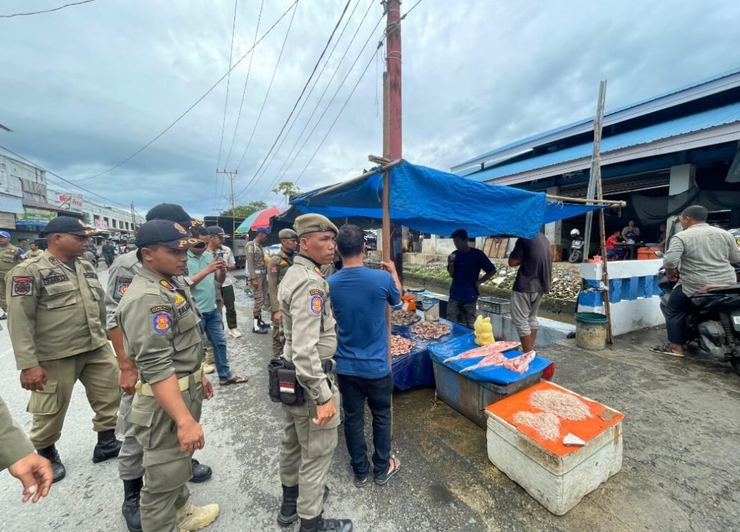 Wujudkan Pasar Bersih Dan Tertata Rapi, Satpol PP Aceh Barat Tertibkan Pedagang Dibadan Jalan Wujudkan Pasar Bersih Dan Tertata Rapi, Satpol PP Aceh Barat Tertibkan Pedagang Dibadan Jalan