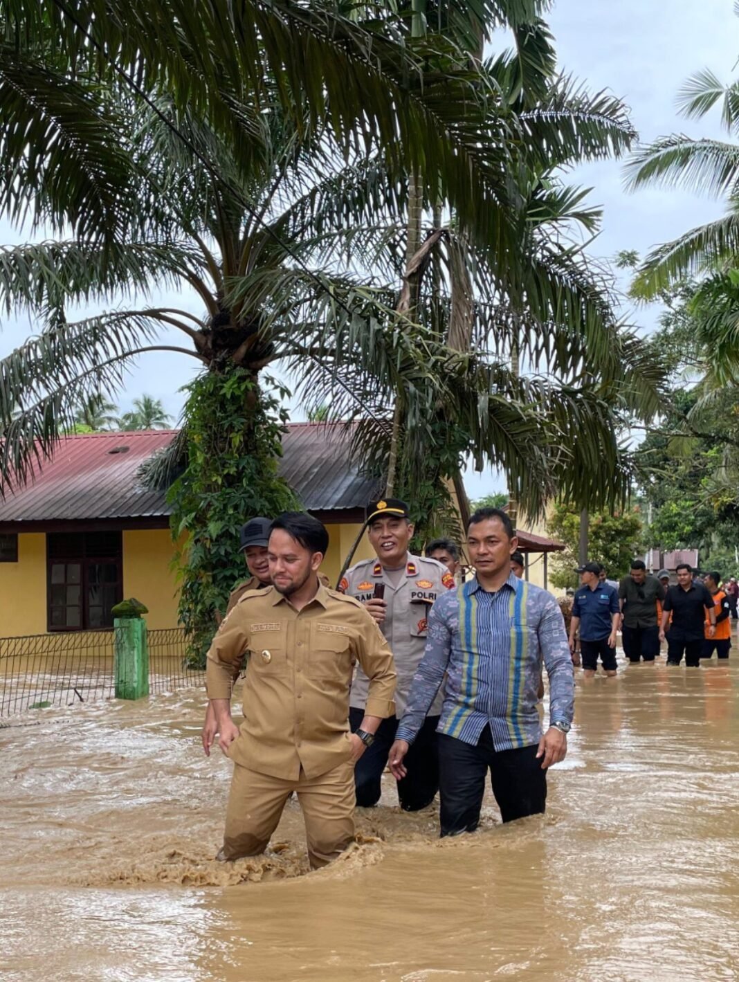 Sikapi Banjir Pemkab Aceh Barat Bergerak Cepat, Bupati Dan Wakil Bupati Terjun Langsung Kelokasi Sikapi Banjir Pemkab Aceh Barat Bergerak Cepat, Bupati Dan Wakil Bupati Terjun Langsung Kelokasi