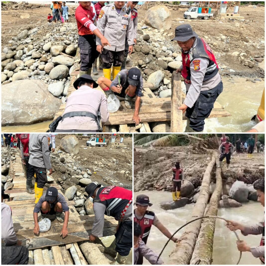 Polisi Bikin Jembatan Darurat di Agam yang Sempat Terbawa Arus Sungai Polisi Bikin Jembatan Darurat di Agam yang Sempat Terbawa Arus Sungai