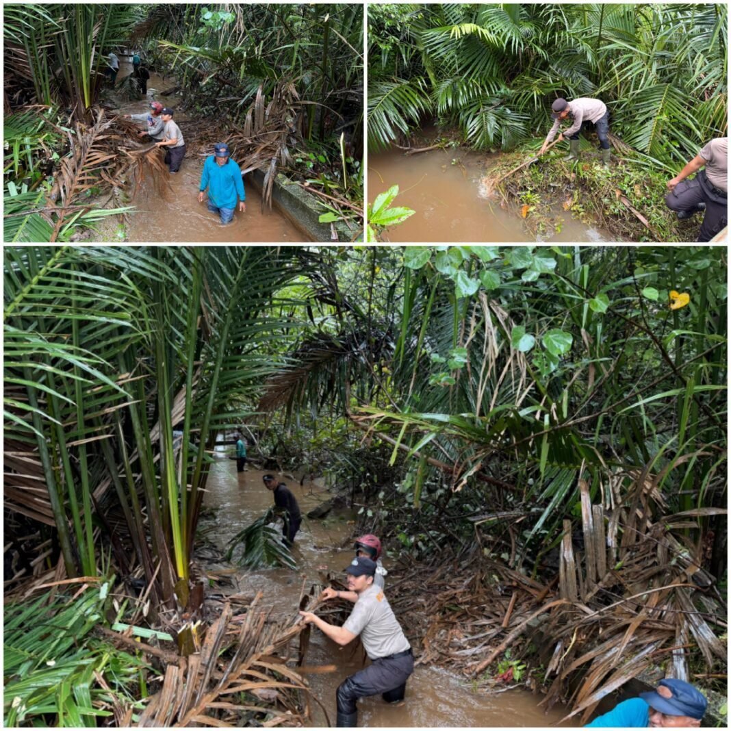 Sinergi Polsek Tebing Tinggi Barat dan Masyarakat Bersihkan Saluran Air Cegah Banjir Sinergi Polsek Tebing Tinggi Barat dan Masyarakat Bersihkan Saluran Air Cegah Banjir