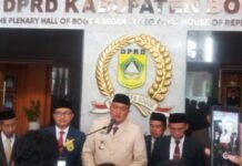 Ketua DPRD Sastra Winara Bersama Rudi Susmanto Tetapkan Persetujuan Penguatan Layanan Publik