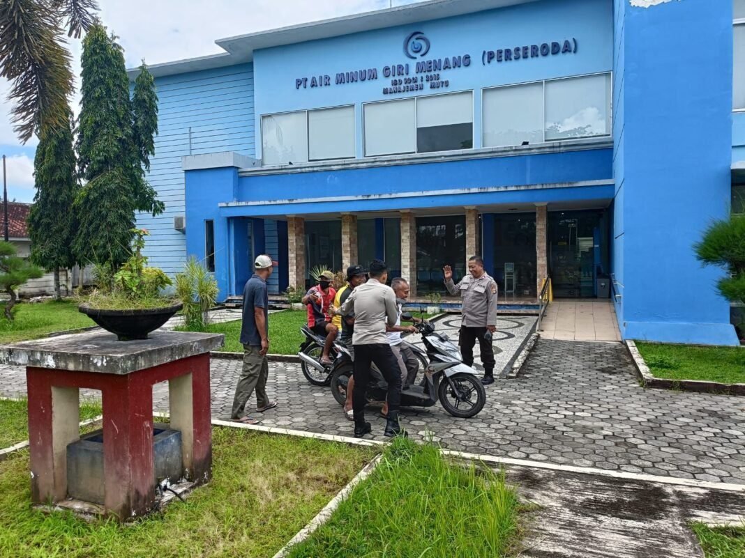 WARGA KURIPAN GERUDUK PTAM GERUNG, LSM NCW DESAK DIREKSI DIEVALUASI WARGA KURIPAN GERUDUK PTAM GERUNG, LSM NCW DESAK DIREKSI DIEVALUASI