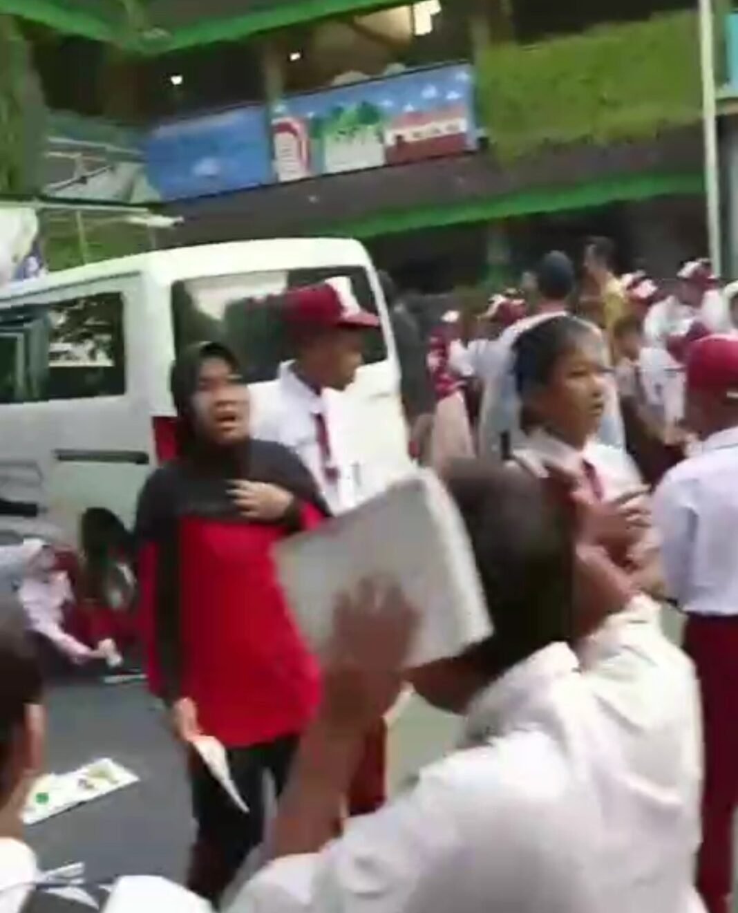 Mobil MBG Terobos Pagar, Guru dan Siswa Terluka Parah di Cilincing Mobil MBG Terobos Pagar, Guru dan Siswa Terluka Parah di Cilincing