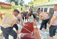 Brimob Polda Sumut dan Polres Langkat Bersihkan Masjid Pasca banjir, Salurkan Bantuan untuk BKM Masjid Azizi