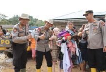 Polres Tapteng Bagikan Bantuan Pakaian untuk Korban Banjir