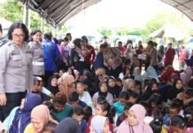 Polri Hadir untuk Meringankan Beban Warga Terdampak Banjir di Tanjung Pura