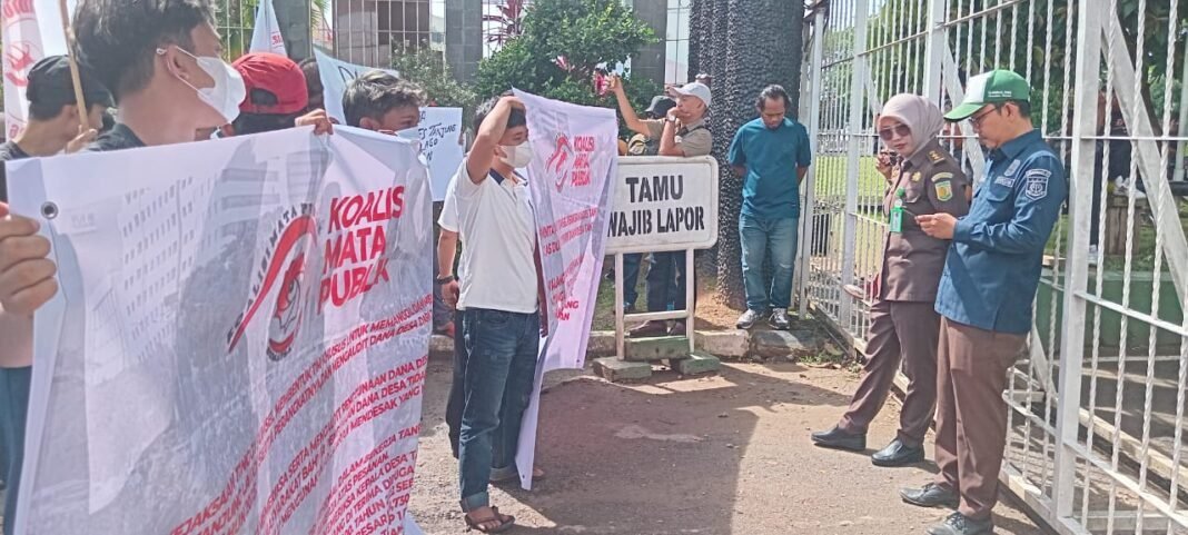 Ada Apa Massa Koalisi Mata Publik Unjuk Rasa di Kejati Sumsel, Ini Penjelasnya !!! Ada Apa Massa Koalisi Mata Publik Unjuk Rasa di Kejati Sumsel, Ini Penjelasnya !!!