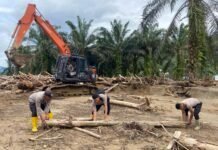 Dibalik Seragam Ada Kepedulian , Polres Labusel Bersama Warga Pulihkan Batang Toru Pasca Banjir dan Longsor