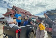 Brimob Polda Sumut Berikan Susu Bantuan Presiden RI Buat Anak-anak di Pasar Huta Godang Jadi Tersenyum