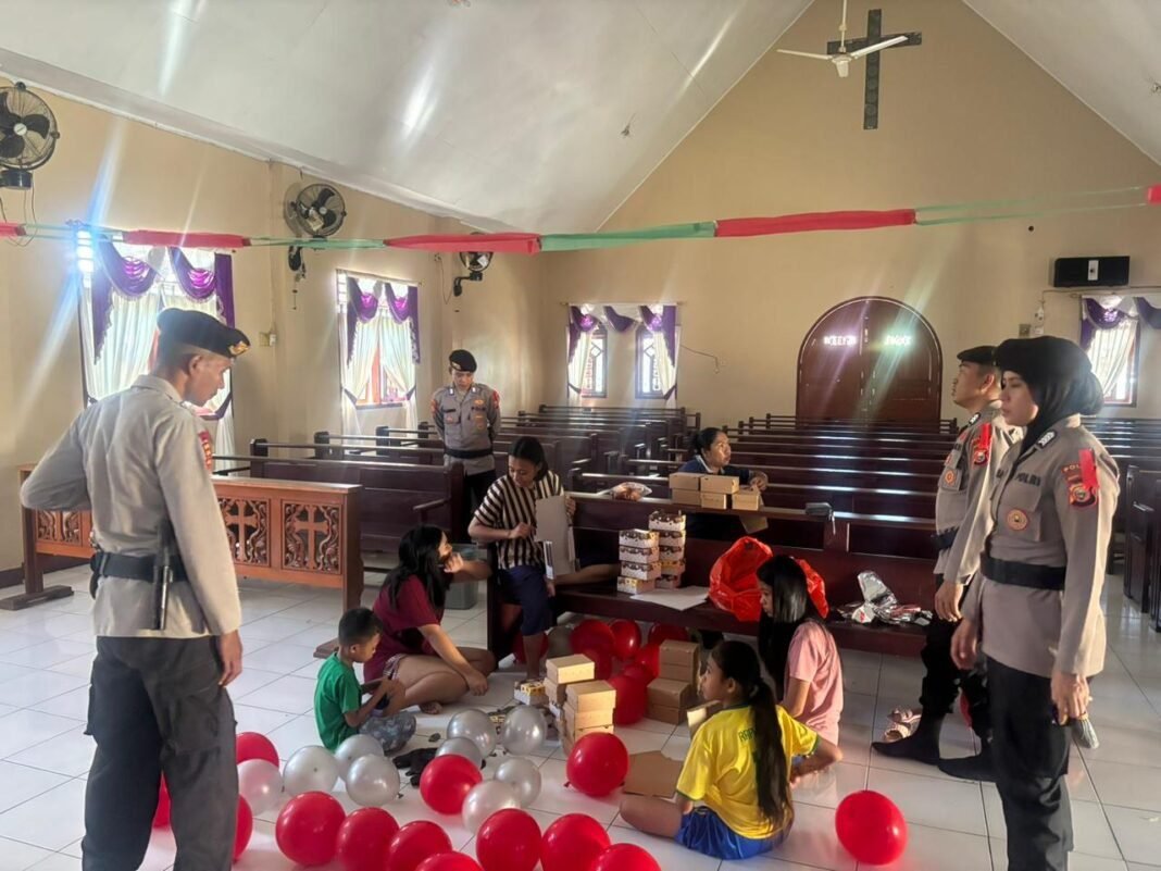 *Operasi Lilin Kie Raha 2025, Polda Malut Amankan Gereja di Kota Tidore Kepulauan* *Operasi Lilin Kie Raha 2025, Polda Malut Amankan Gereja di Kota Tidore Kepulauan*