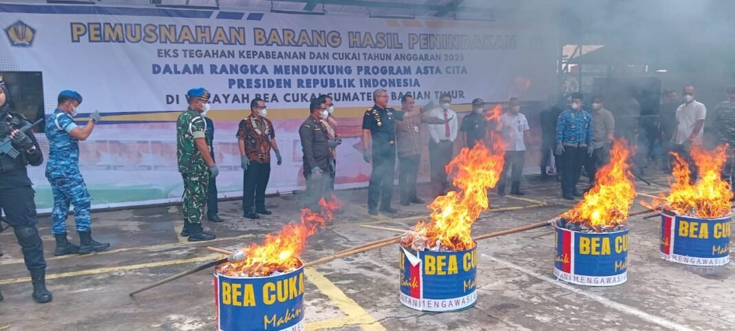 Bea Cukai Sumbagtim Musnahkan Barang Ilegal Rp45,8 Miliar, 759 Penindakan Sepanjang 2025 Bea Cukai Sumbagtim Musnahkan Barang Ilegal Rp45,8 Miliar, 759 Penindakan Sepanjang 2025