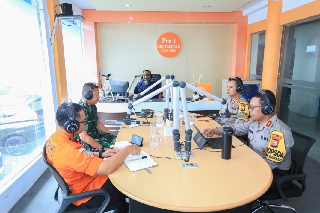 *Dialog di RRI Ternate, Kapolda Malut Tegaskan Kesiapan Operasi Lilin Kieraha 2025* *Dialog di RRI Ternate, Kapolda Malut Tegaskan Kesiapan Operasi Lilin Kieraha 2025*