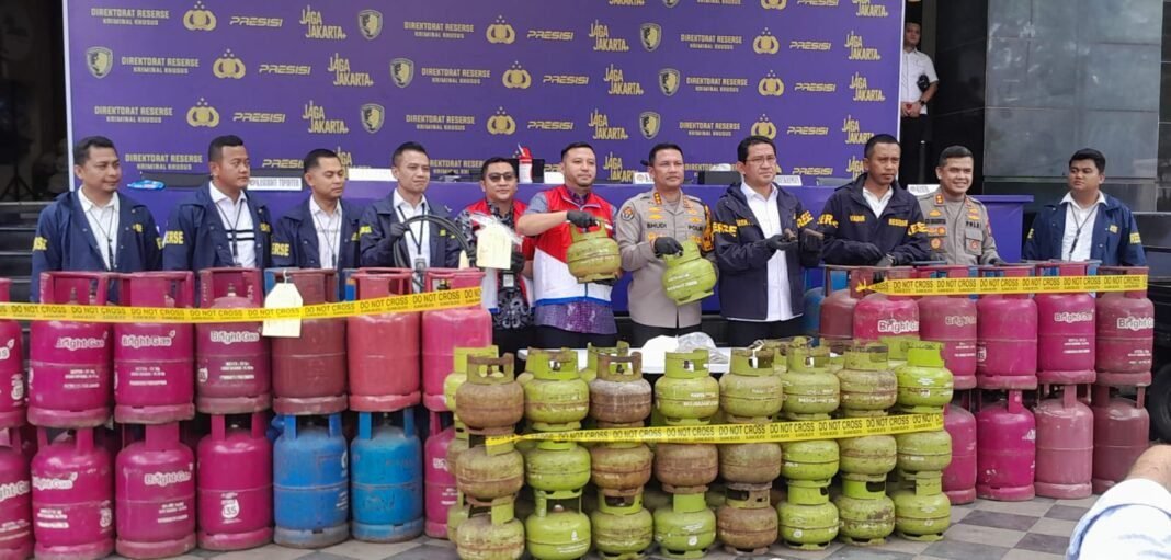 Polda Metro Jaya Bongkar Praktik Ilegal Oplosan LPG Subsidi, Tiga Tersangka Ditahan Polda Metro Jaya Bongkar Praktik Ilegal Oplosan LPG Subsidi, Tiga Tersangka Ditahan