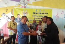 Bantuan UMKM, Seragam, Hingga Peralatan Rumah Ibadah, Bupati Fakfak Apresiasi Peran Fraksi Golkar PB