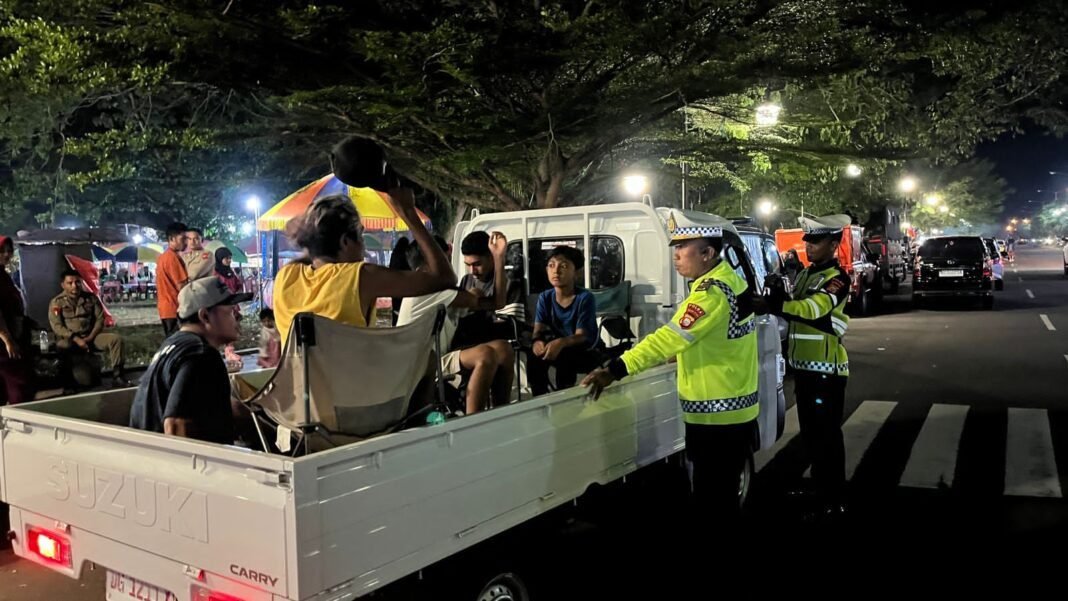Cegah Kecelakaan, Ditlantas Polda Malut Tertibkan Angkutan Barang Angkut Penumpang Cegah Kecelakaan, Ditlantas Polda Malut Tertibkan Angkutan Barang Angkut Penumpang