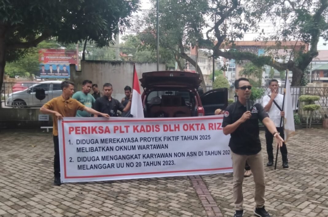 Aksi Damai Tuntut Pemeriksaan Kadis DLH Oleh Kejari Muba Terkait Proyek Fiktif dan Pelanggaran UU Non-ASN Aksi Damai Tuntut Pemeriksaan Kadis DLH Oleh Kejari Muba Terkait Proyek Fiktif dan Pelanggaran UU Non-ASN