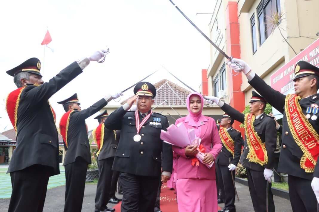 Polres Purworejo Gelar Tradisi Purna Tugas bagi 18 Personel dan PNS Polres Purworejo Gelar Tradisi Purna Tugas bagi 18 Personel dan PNS