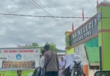 Jalan Rusak Tak Halangi Pendidikan: Brimob Polda Sumut Antar-Jemput Anak Sekolah di Daerah Longsor