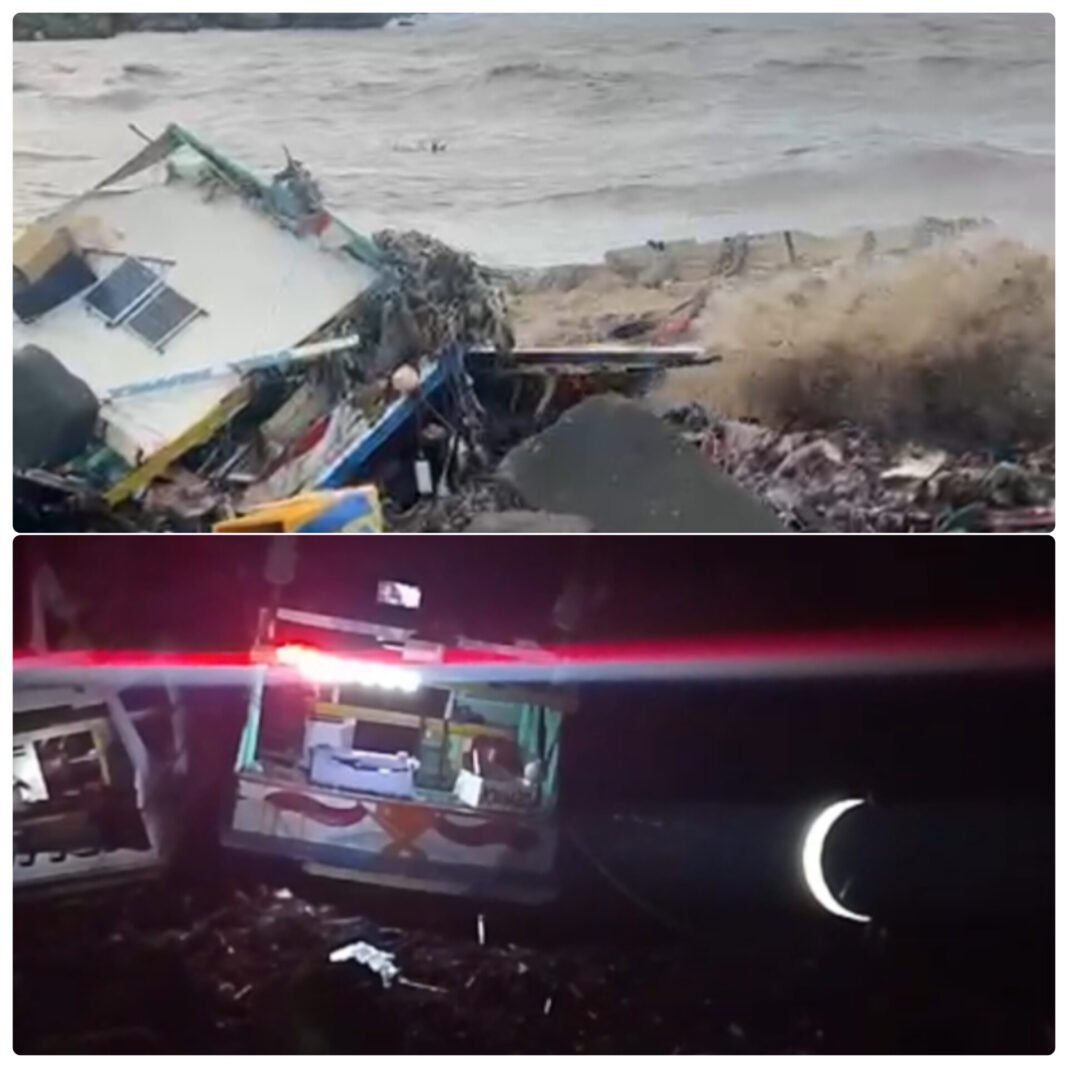 Ombak Besar Hancurkan Empat Perahu Nelayan di Pantai Puger, Sumber Penghidupan Raib Ombak Besar Hancurkan Empat Perahu Nelayan di Pantai Puger, Sumber Penghidupan Raib