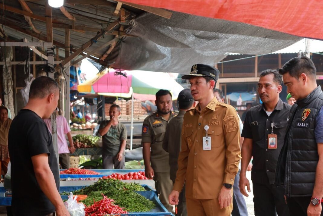 Harga Bahan Pokok Melesat, Bupati Tarmizi Lakukan Sidak Kepasar Bina Usaha Dan Pangkalan Elpiji Harga Bahan Pokok Melesat, Bupati Tarmizi Lakukan Sidak Kepasar Bina Usaha Dan Pangkalan Elpiji