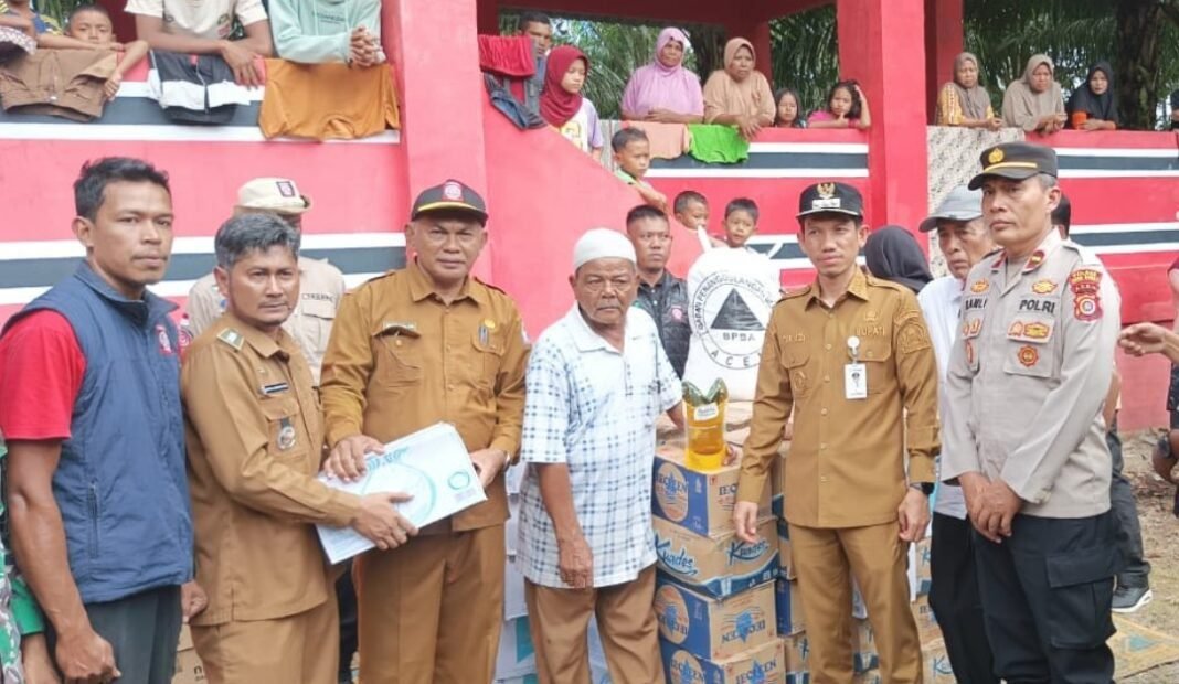 Pemkab Aceh Barat Mulai Salurkan Bantuan Kepada Pengungsi Terdampak Musibah Banjir Pemkab Aceh Barat Mulai Salurkan Bantuan Kepada Pengungsi Terdampak Musibah Banjir