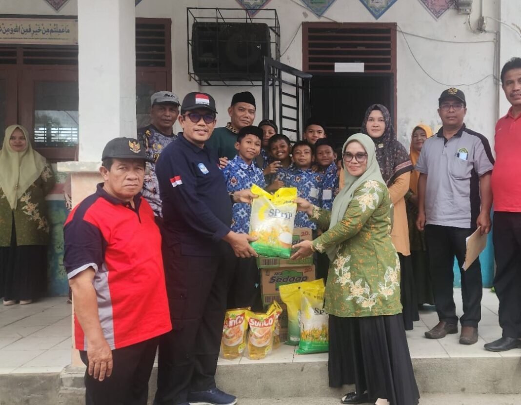 Kemenag Aceh Barat Salurkan Bantuan Paket Sembako Kepada Korban Banjir Kemenag Aceh Barat Salurkan Bantuan Paket Sembako Kepada Korban Banjir