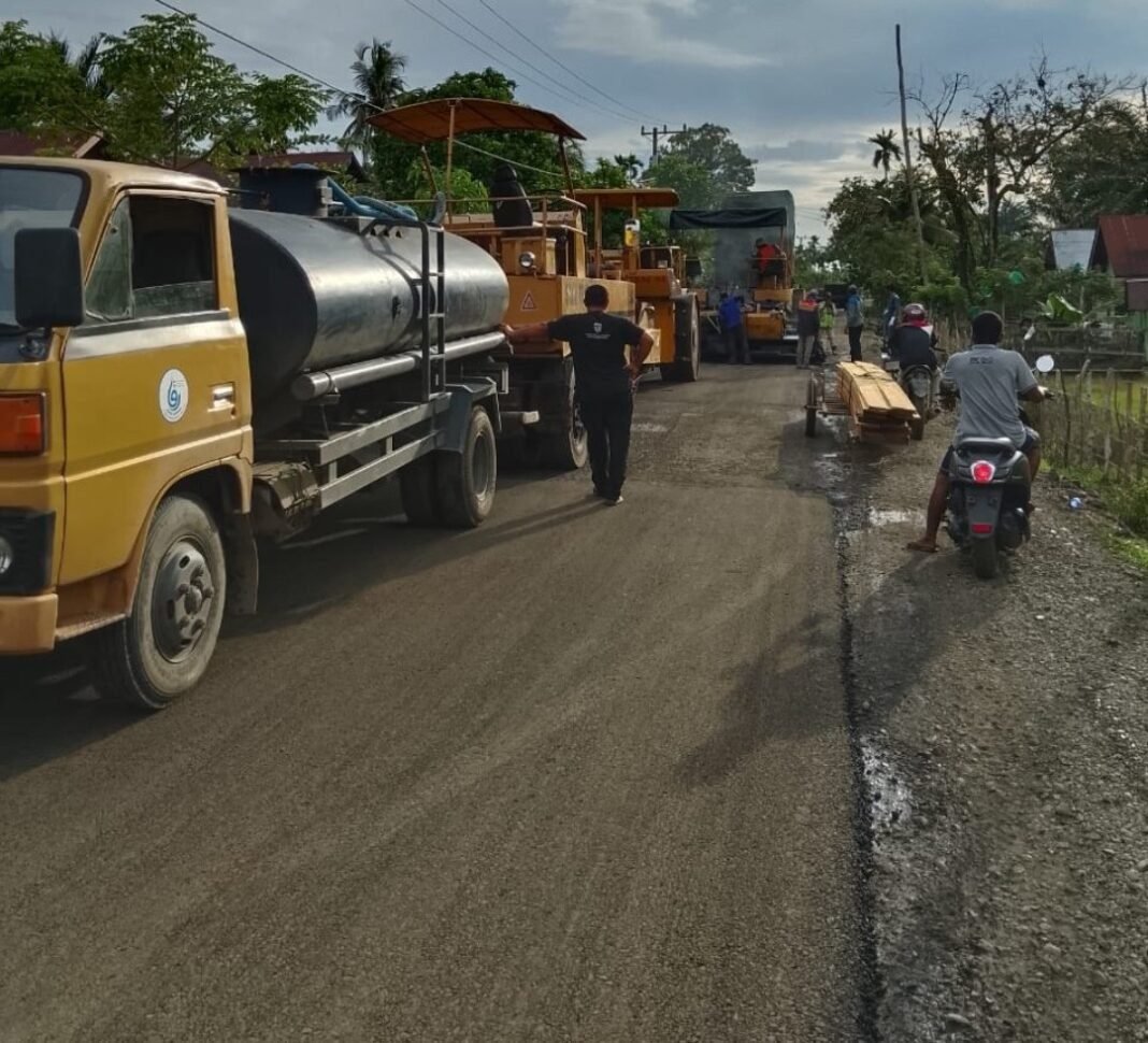 PT AJB Lakukan Pengaspalan Jalan Meunasah Rayeuk, Bukti Serius Perusahaan Permudah Transportasi Warga PT AJB Lakukan Pengaspalan Jalan Meunasah Rayeuk, Bukti Serius Perusahaan Permudah Transportasi Warga