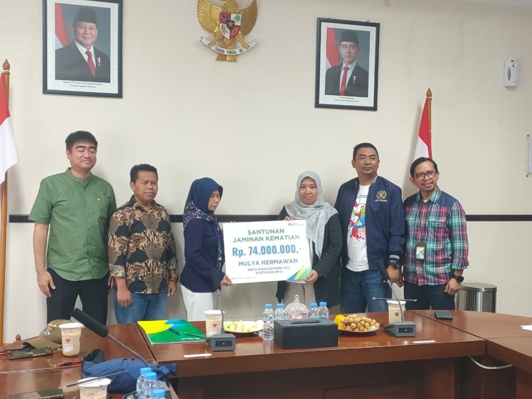 BPJS TK Cabang Sukabumi Serahkan Santunan Kematian pada Ahli Waris Ketua PWI Kabupaten Sukabumi BPJS TK Cabang Sukabumi Serahkan Santunan Kematian pada Ahli Waris Ketua PWI Kabupaten Sukabumi